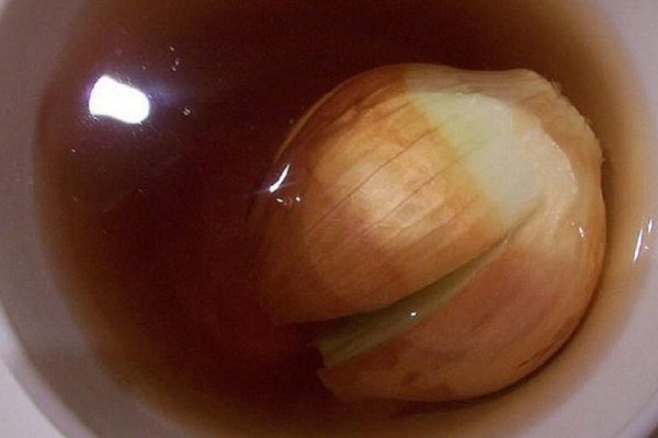 Старец разрезал лук накрест и положил его в чай… Узнав причину, я сделал так же!