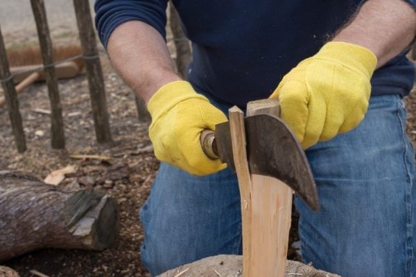 Этот умелец знает, как создать уютную и теплую обстановку в доме и на даче, да еще и обедом угостит. Дело в…