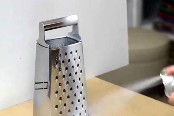 Она побрызгала краской обычную терку. То, что получилось, хочется назвать чудом!