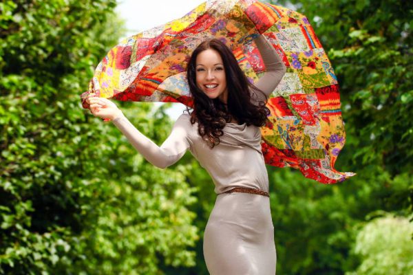 Почему стоит добавить в гардероб современное платье с запахом