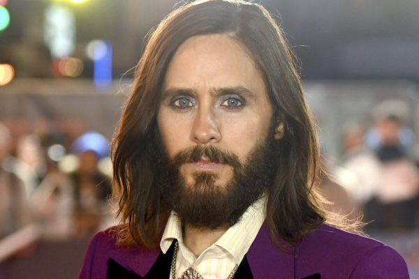 Длинные волосы вошли в моду не так давно, но дамы всё чаще засматриваются на красавчиков с шевелюрой