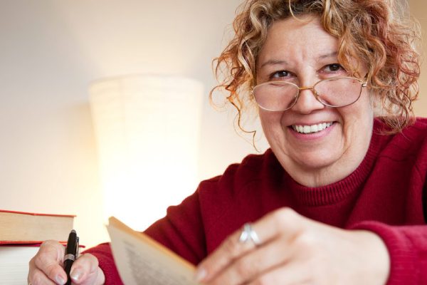 Учительница вытянула девочку на экзамене по биологии, сделав подсказку, а спустя 10 лет содрогнулась от голоса в своей палате