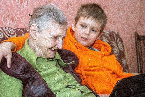 Мальчик бесплатно заботился о бабушке, но ангелы решили его вознаградить