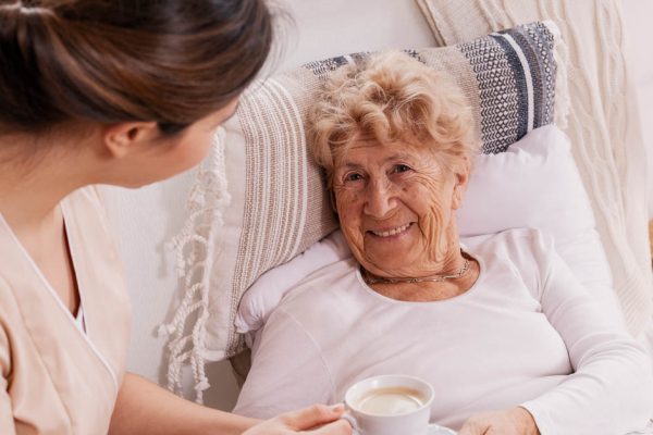 Около года назад я заметила, что моя соседка стала совсем плоха, решила помочь ей по доброте душевной, но вскоре пожалела об этом