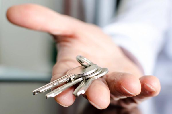 Дочке на свадьбу я решила подарить квартиру, а записать жильё на себя, мало ли что, но вмешались сваты