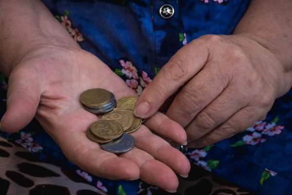 Передо мной на кассе стояла пожилая женщина, ей не хватало денег, чтобы заплатить за покупку, я решил помочь