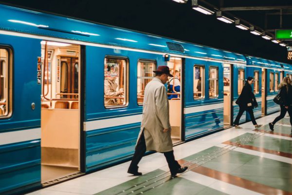 Старушка испуганно глянула на мужчин, что предложили ей помощь, сперва хотела отказаться