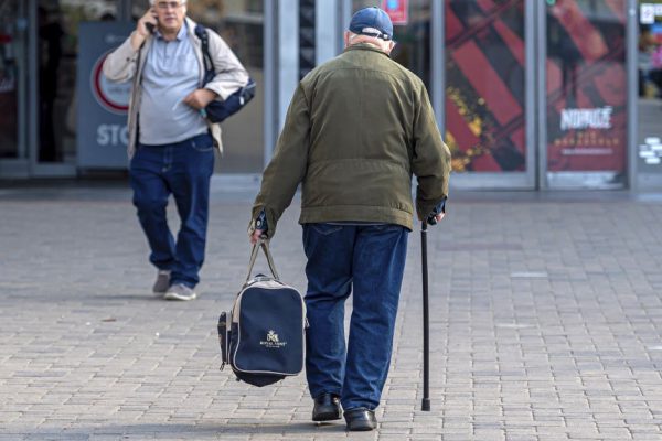 Заметила старичка, который каждое утро шел с большой сумкой в сторону метро, а вечером возвращался с букетом, решила проследить