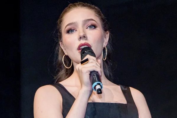 Поклонники рады видеть Веру Алдонину на сцене, но девушка признаётся, что не хочет стать копией матери