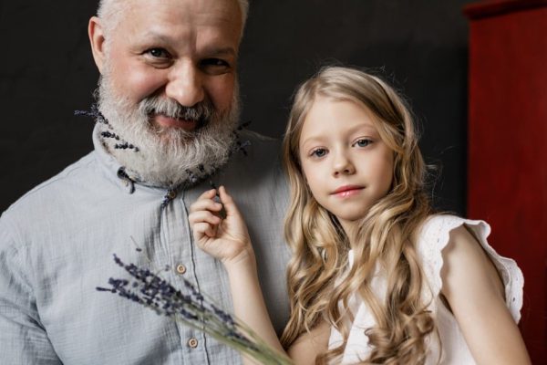 Дедуля не разрешал маме будить меня на каникулах рано, ведь девочки должны много спать