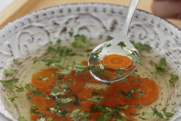 Мы с мужем привыкли есть из одной тарелки, такая у нас традиция, но его дочь от первого брака отказывается разделять с нами трапезу