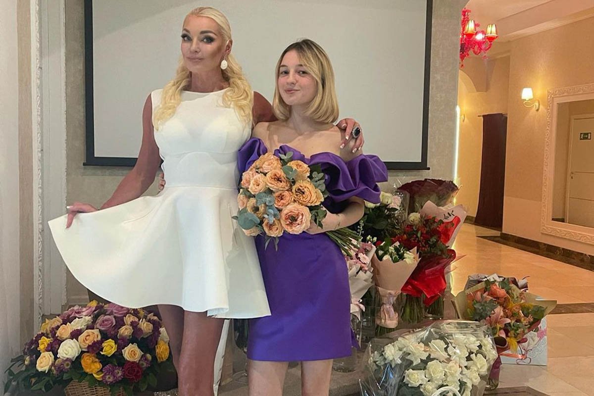 Единственная дочь Волочковой Ариадна запретила матери приходить на выпускной, не хочет видеть балерину на празднике