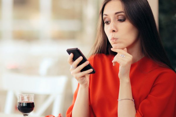 Оплачивали коммуналку с мужем, заметила в его телефоне еще одну карту