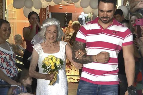 Невеста в свадебном платье смело шагает навстречу своей любви, пусть даже ей 96, а ему немного за 100