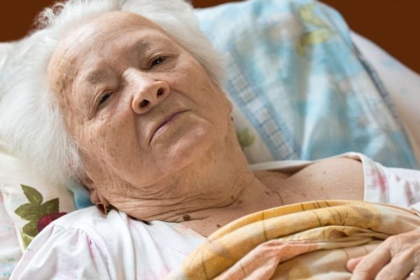 Брат не навещал больную мать, пока не узнал, что мне пришлось продать ее квартиру