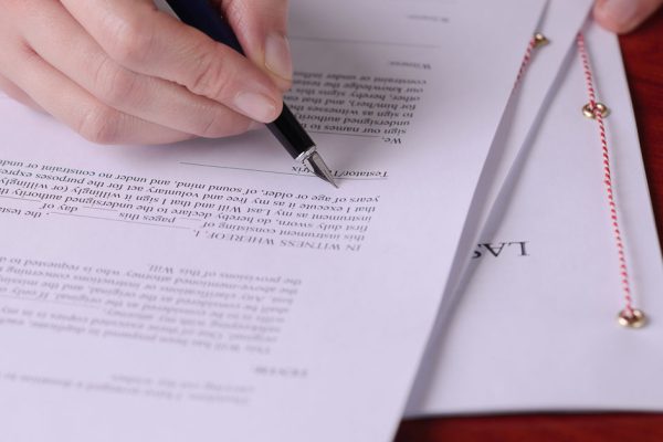 Родители отправились на небеса и оставили дочерям большой дом в деревне, это привело к печальным последствиям