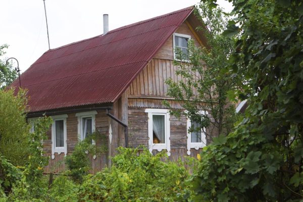 Купили свекру собственный дом, но он не спешит от нас съезжать