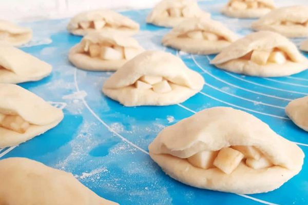 Печенье «Ротики» на маргарине, посыпать пудрой горячими