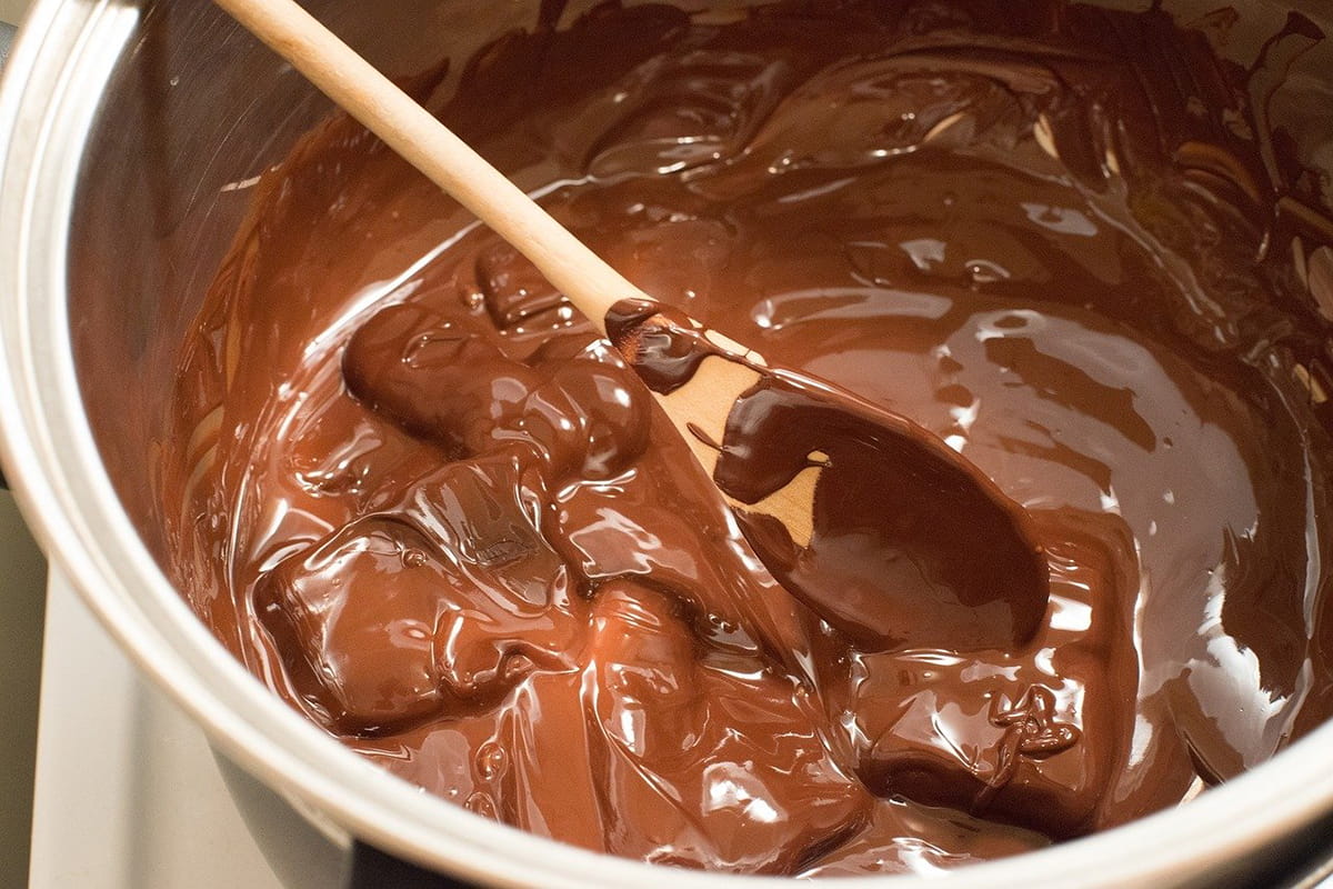 растопленный шоколад в кастрюле