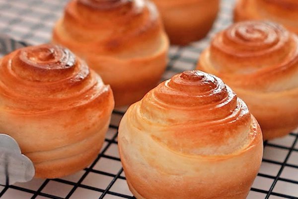 Свернул — и готово, самые простые булочки со сливочным сыром выпекаются 15 минут, а пахнут на весь подъезд