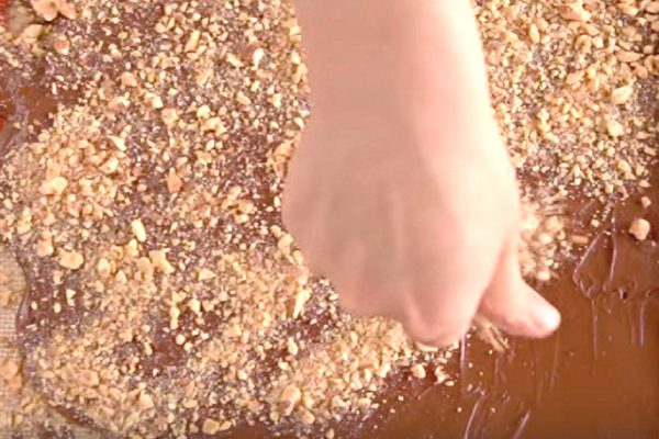 Она растопила масло с сахаром, чтобы в считаные минуты получить любимое лакомство всех сладкоежек!