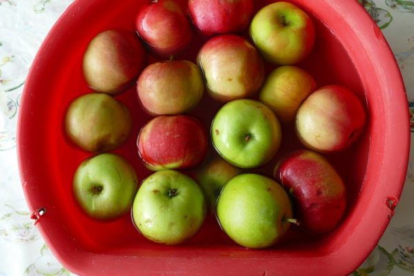 Чтобы моченые яблоки получились как в детстве, в рассол добавляю мёд и гвоздику