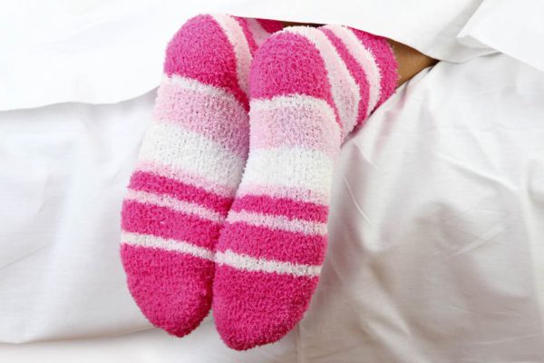 Что будет, если натягивать носки перед сном и не снимать всю ночь