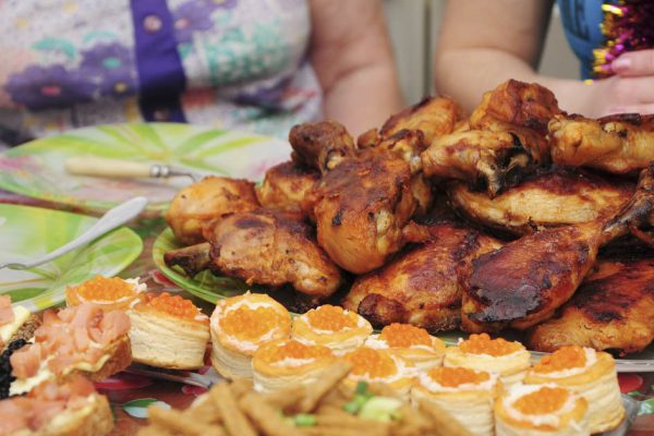 Почему мы удивляемся, когда стол сервирует мужчина