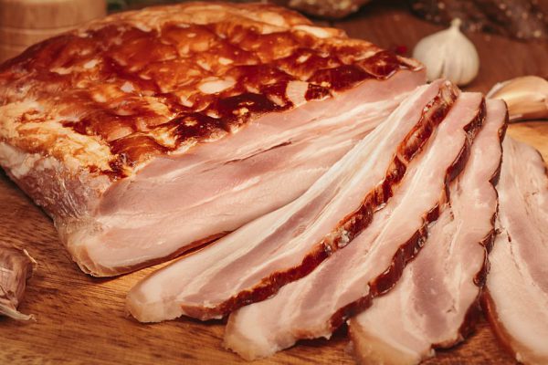 Настоящий домашний бекон, который не стыдно поставить на праздничный стол