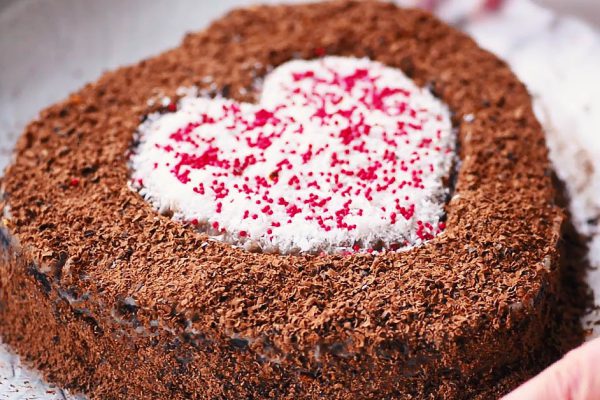 Жена всегда придумывает что-то на праздники, в этот раз я решил ее удивить, пеку пирог ко Дню влюбленных