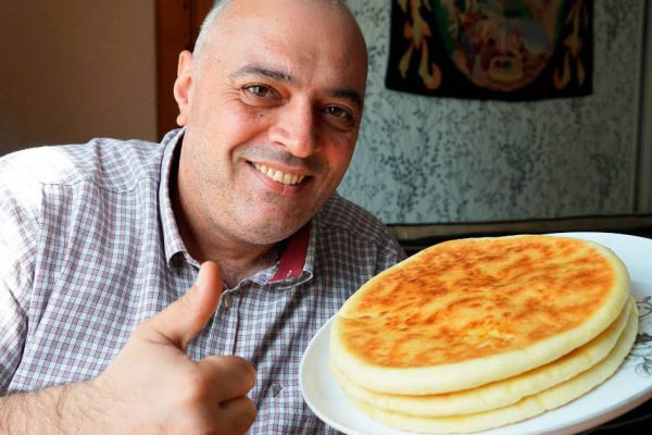 Радушный хозяин Гарик угощает гостей имеритинскими хачапури, сразу делится рецептом