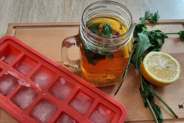 Туристы в Турции врываются на обед прямо с пляжа, им наливают чай, чтобы охладились