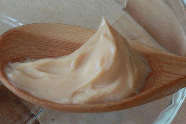 Моей подруге уже 67, но ее коже позавидует каждая. Весь секрет в домашнем креме с коньячком!