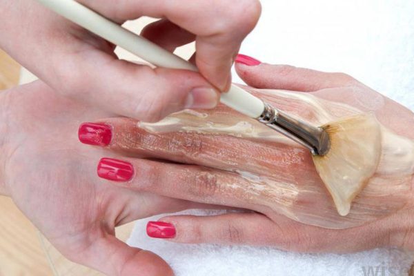 Неухоженные руки переводят даму в разряд «теток», замешиваю мазь для домашнего омоложения