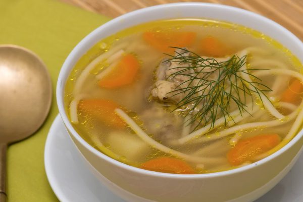 Сосед принес домашнего петушка, решила сварить из него бульон, как когда-то готовила бабушка