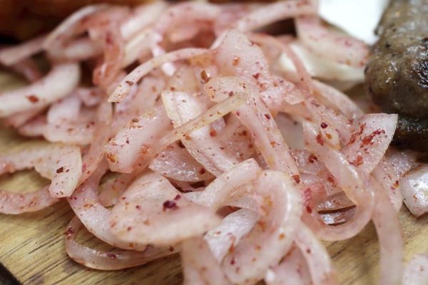 Турецкая свекровь маринует лук с размахом, чтобы застолье не выглядело куцым