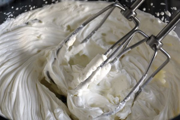 Дочь училась на кондитера, варит крем «Белоснежка», что идеально подходит для любых десертов