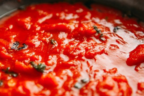Пожалуй, это лучший домашний соус для пиццы. Замечательный рецепт от Джейми Оливера.