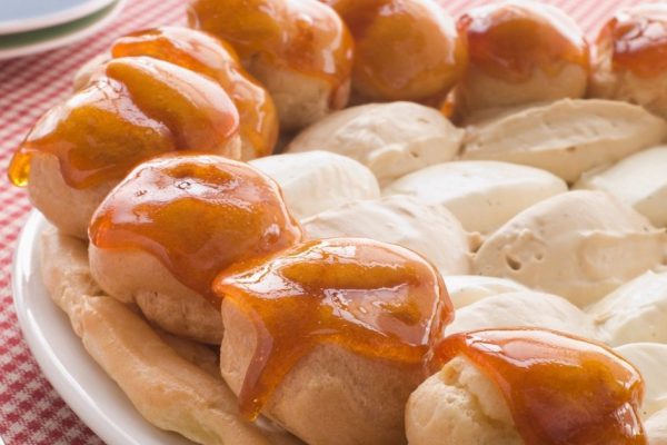 Инструкция по приготовлению торта с профитролями и клубникой