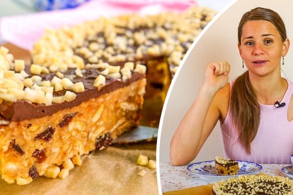 Пока гости поют за столом, готовлю для них быстрый торт, спустя 15 минут подаю