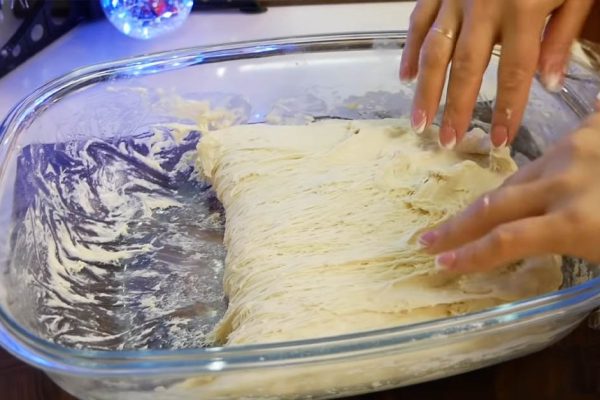 Чтобы приготовить сытную чиабатту по рецепту ловкой цыганки, просто смешай муку и воду