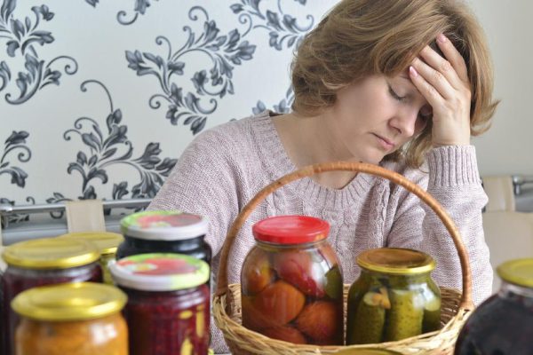 Зачем выбрасывать тайком от свекрови ее консервацию