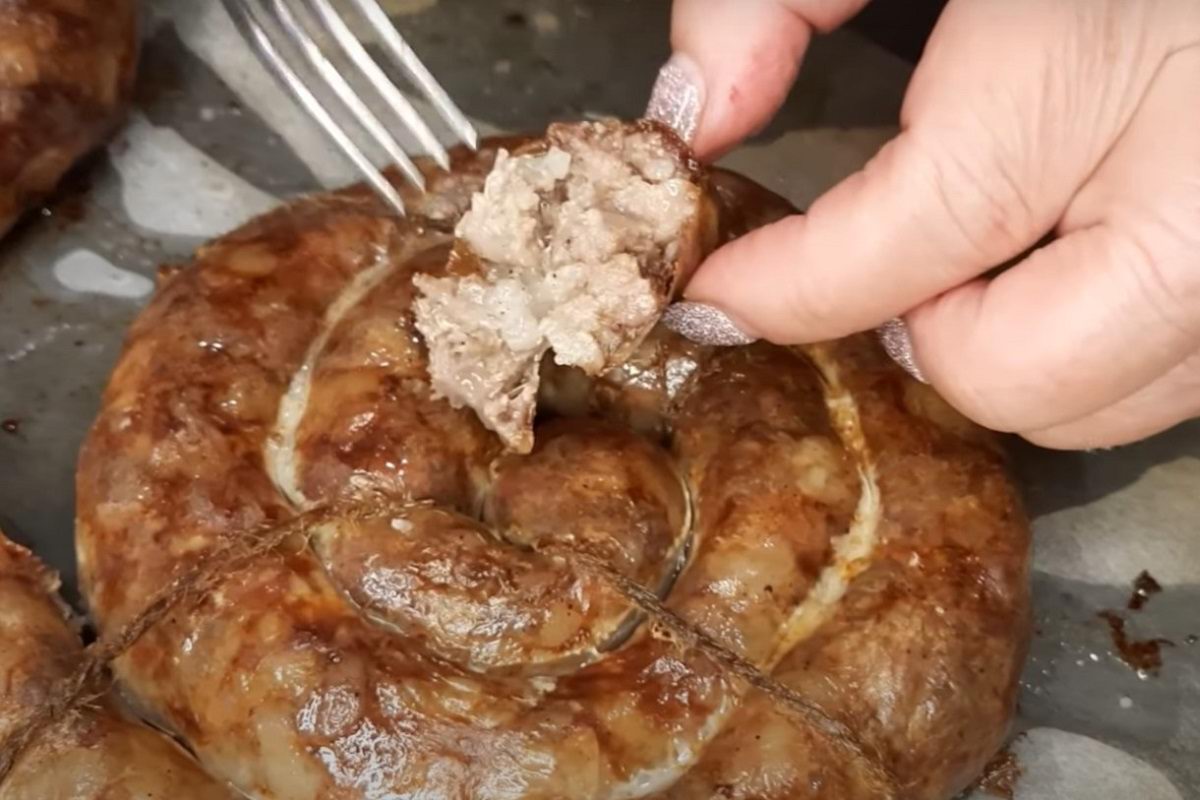 Украинская хозяйка передает все тонкости приготовления домашней свиной колбасы к Пасхе