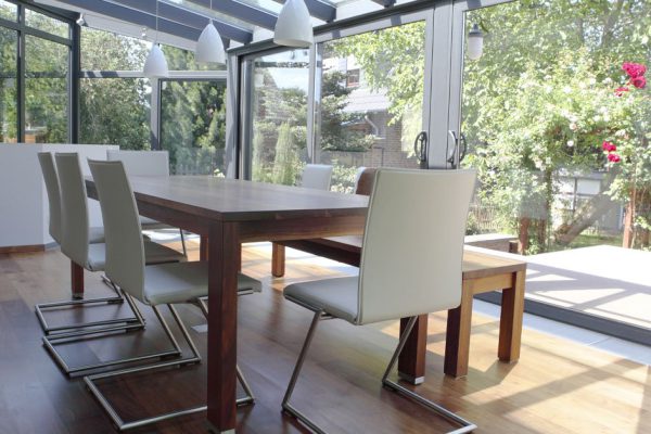 Жалуюсь соседке, что зря застеклили террасу, теперь там просто склад вещей