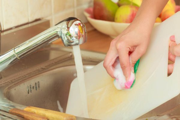 Если у тебя дома есть такая разделочная доска, срочно выбрось ее в мусорное ведро, ученые предупредили об угрозе