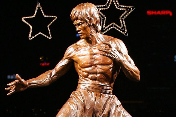 Благодаря чему Брюс Ли стал популярен в США, приехав из Гонконга