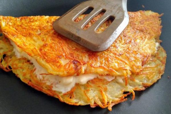 Когда я прихожу с работы уставшая, муж готовит для меня золотистый «Панский дерун»