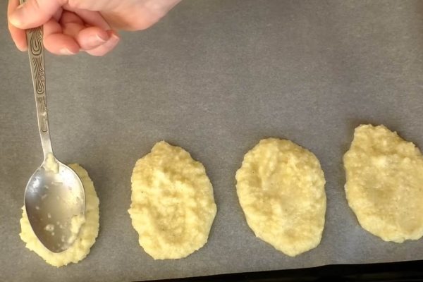 На масле не жарю принципиально, отправляю драники запекаться в духовку