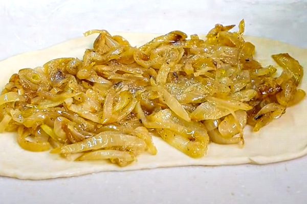 Когда из магазинов исчез сахар, перешли на несладкую выпечку, готовлю цыганские пироги с луком