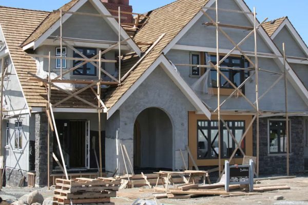 После развода я осталась без крыши над головой, потому поехала на заработки, сейчас я строю собственный дом, но меня беспокоит мой кавалер